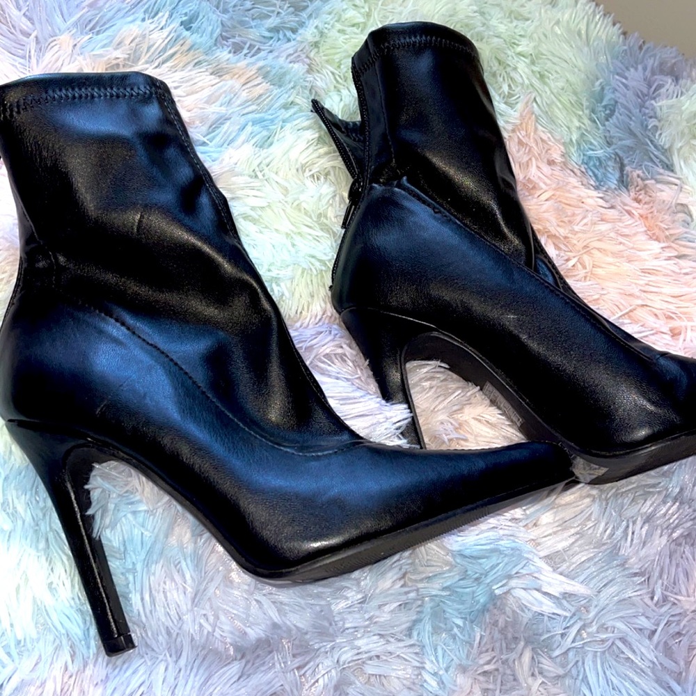 Fux leather pointy black booties